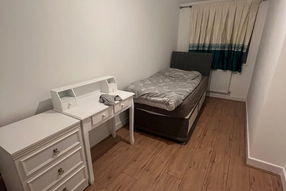 Cosy 1 Bed Retreat in Walsall Wifi & Parking in Walsall, United Kingdom