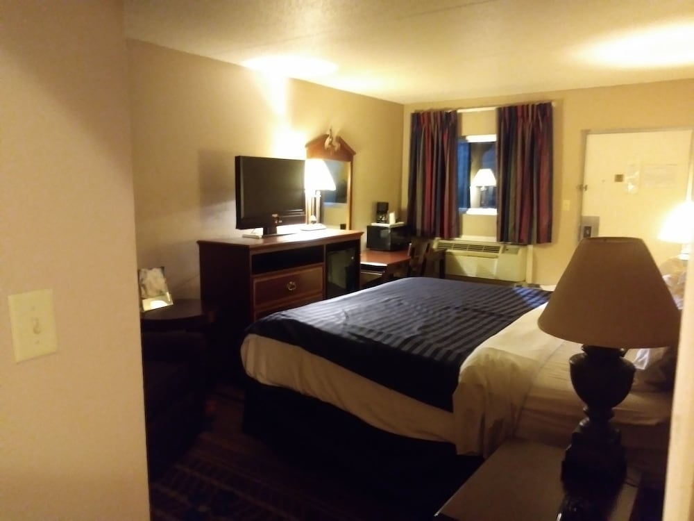 Days Inn by Wyndham Hot Springs - photo 6