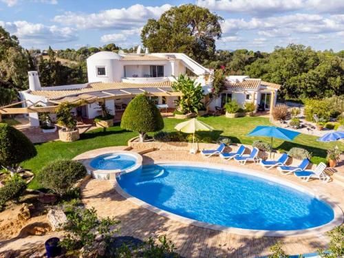 Grand Carvoeiro Villa 5 Bedrooms Villa Elise Ping Pong Table — 4-Star Luxury Hotel in Carvoeiro, Portugal