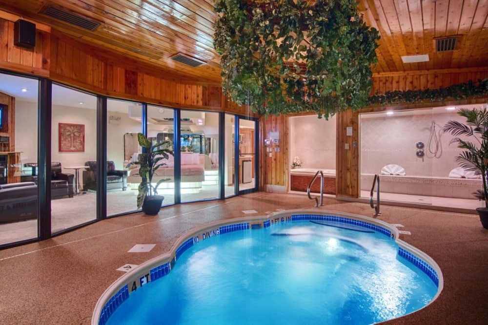 Sybaris Pool Suites Indianapolis - photo 24