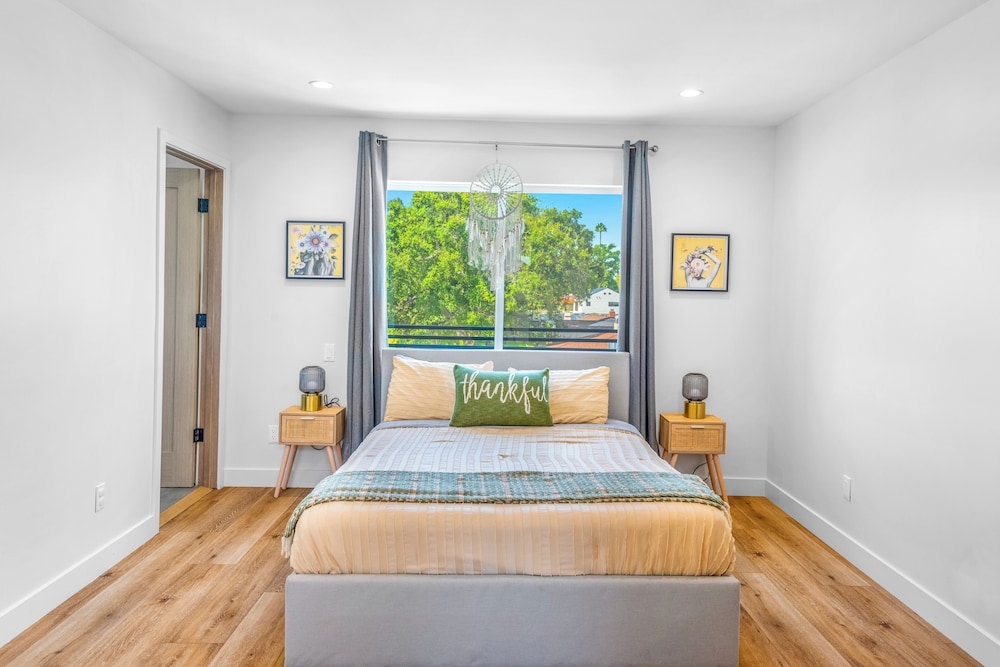 Luxurious Townhome — 5-Star Luxury Hotel in Van Nuys, United States
