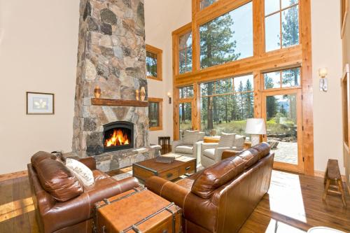 Caleb’s Getaway by Tahoe Getaways at Old Greenwood 3BR w Bonus Room Pets Welcome & Ski Shuttle in Truckee, United States