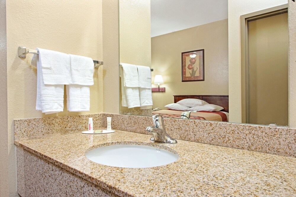 Super 8 by Wyndham St. Louis Airport - photo 11