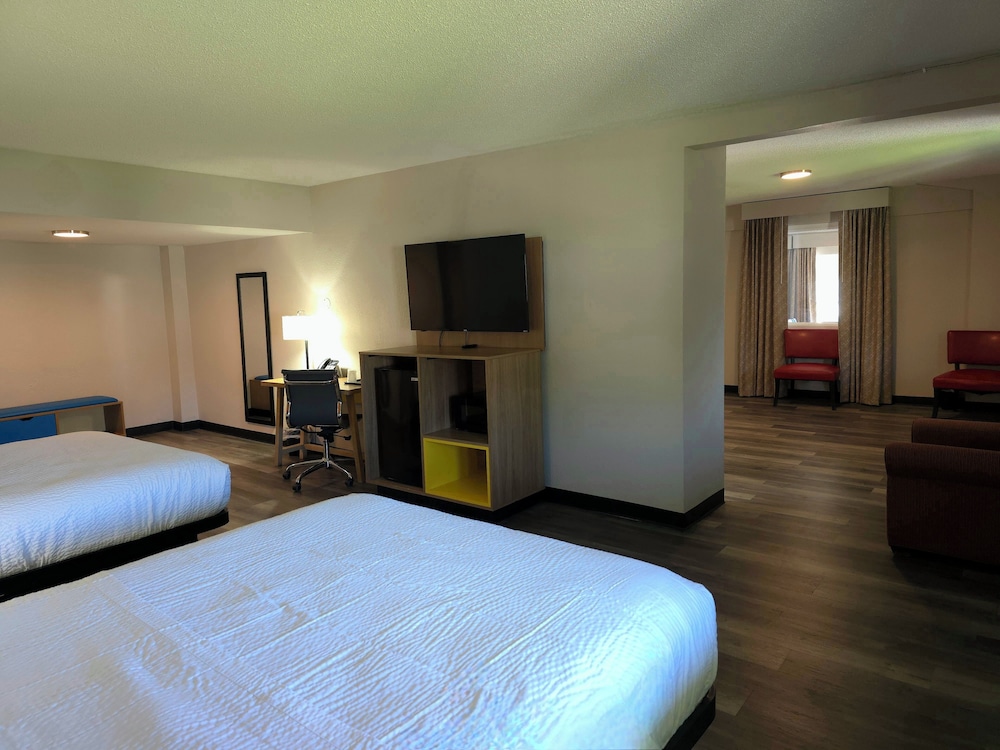 Days Inn & Suites by Wyndham Port Huron - photo 17