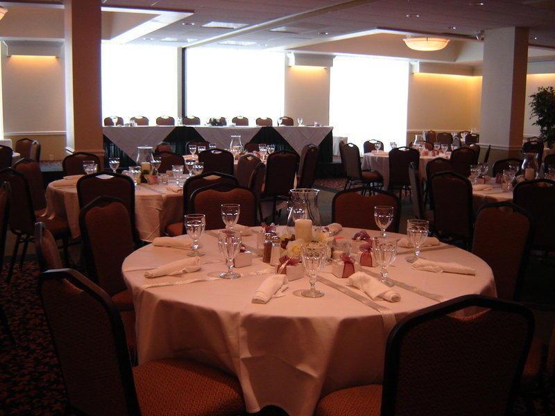 Airport Plaza Inn and Conference Center - photo 8