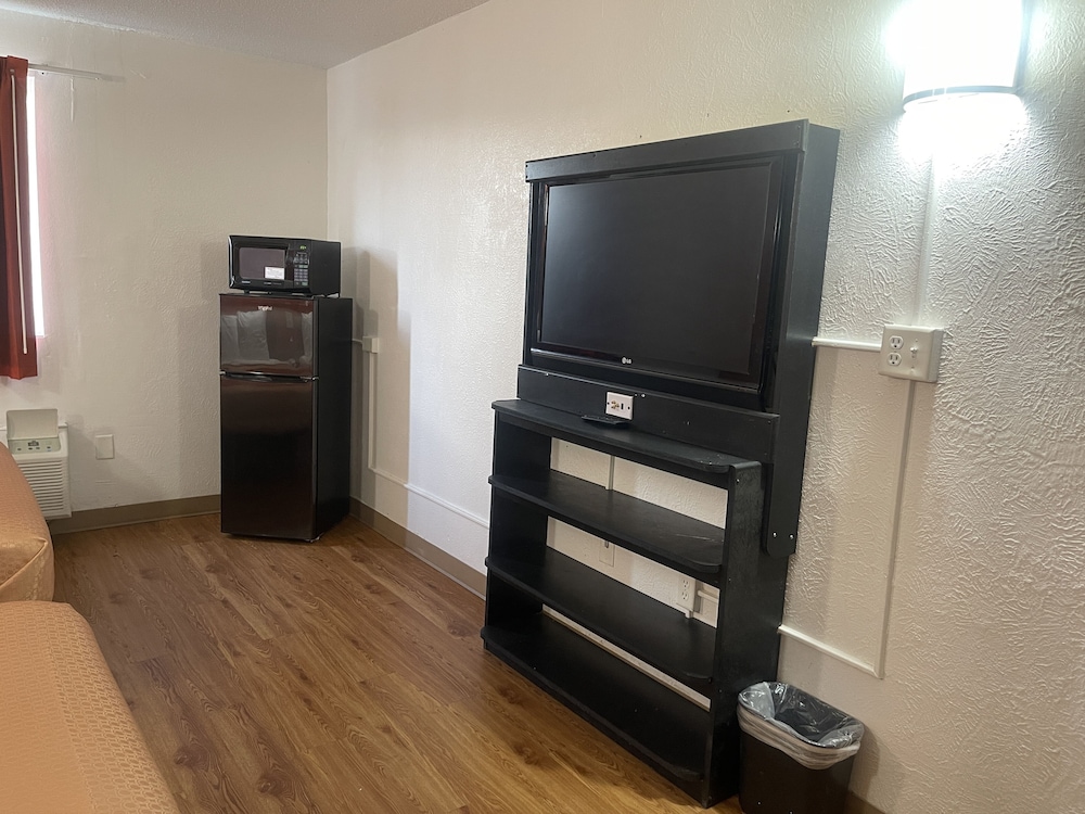 Regal 8 Inn & Suites - photo 6