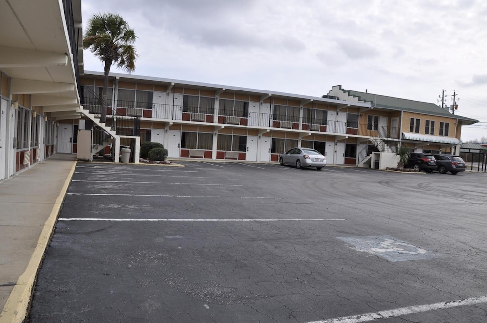 Best Rest Inn - photo 14
