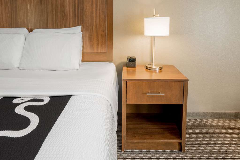 La Quinta Inn & Suites by Wyndham Fort Worth Arlington West - photo 18