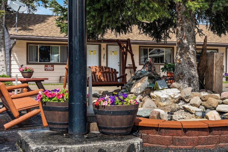 The Lazy Duck Inn - photo 3