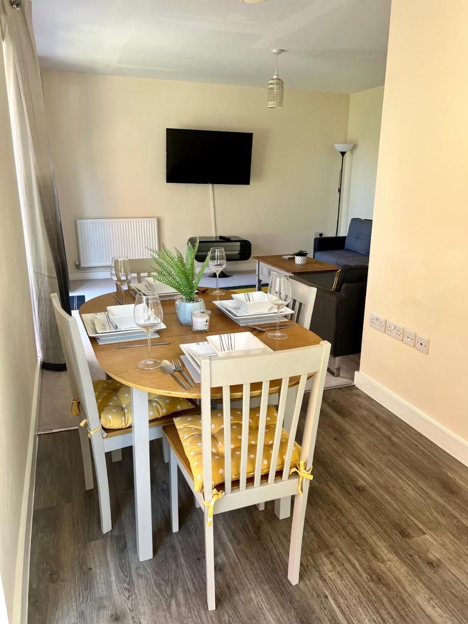 Spacious 2 bedroom house with free parking — 4-Star Luxury Hotel in Chatham, United Kingdom