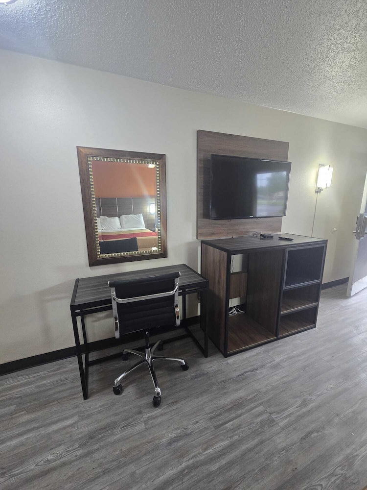 Studios & Suites 4 Less Chesapeake - photo 8
