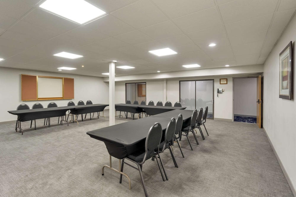 Comfort Inn & Suites Mundelein Vernon Hills - photo 28