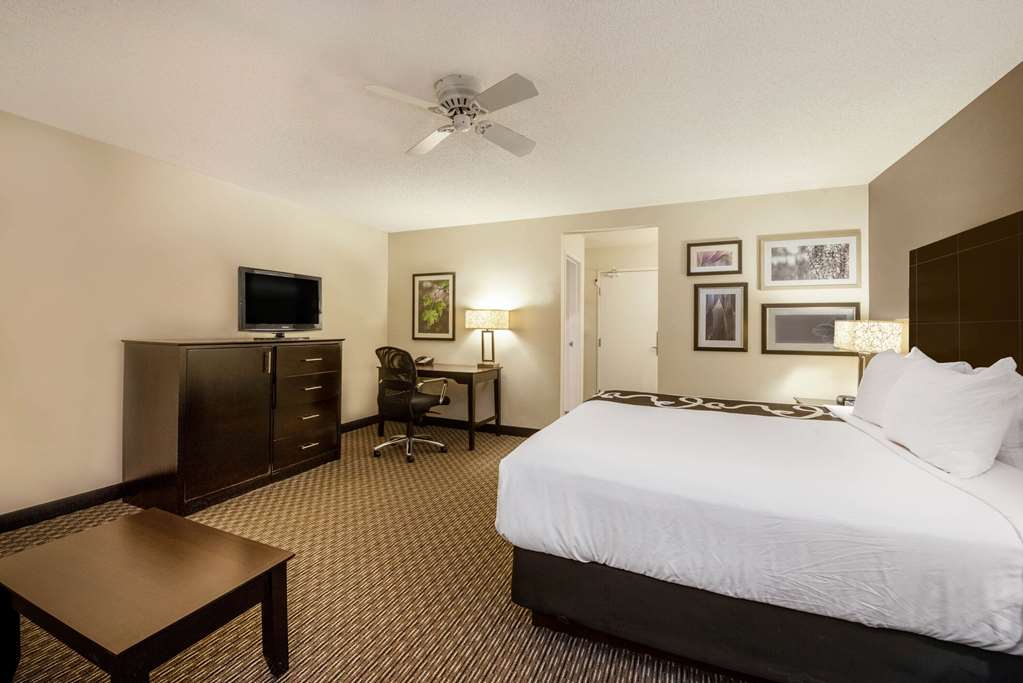 La Quinta Inn & Suites by Wyndham Cleveland Macedonia - photo 46