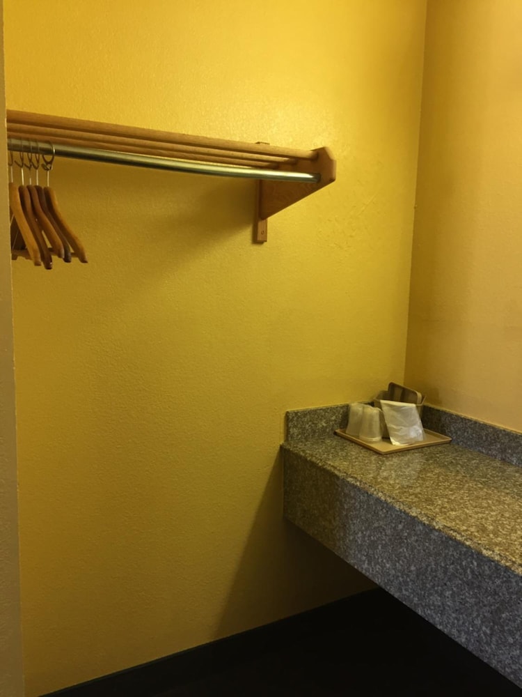 Royal Inn Pearsall - photo 12