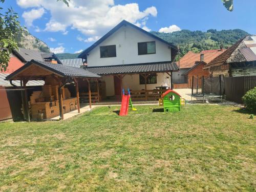 Moon's Hill by Ina — hotel in Rucar