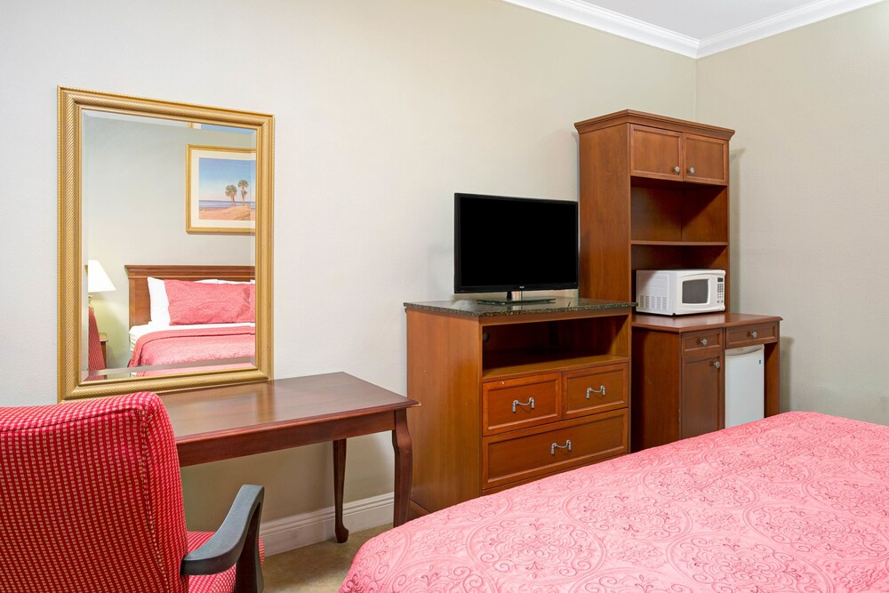 Sun and Surf Inn - photo 7