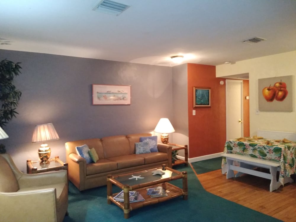 Swashbuckler Motel - photo 30