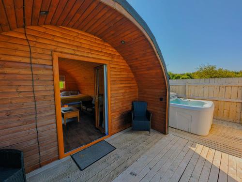 Pond View Pod 2 with Private Hot Tub Fife Loch Leven Lomond Hills — hotel in Kelty