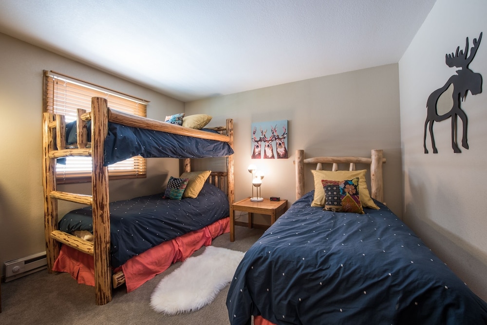 Lovely Modern Plaza Condo No Cleaning Fee by RedAwning — 4-Star Luxury Hotel in Crested Butte, United States