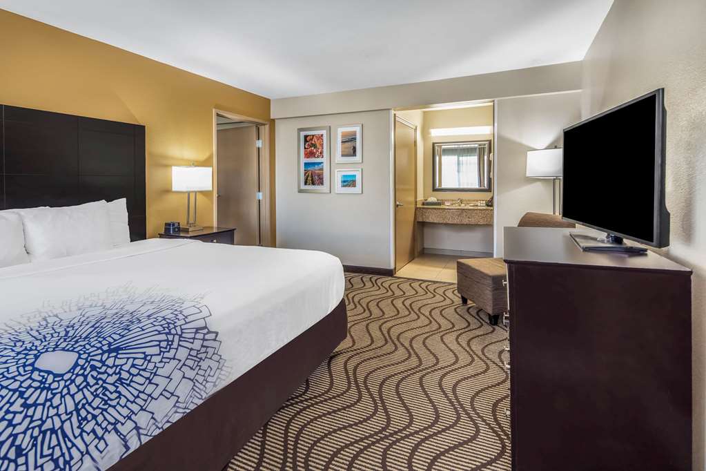 La Quinta Inn & Suites by Wyndham Carlsbad Legoland Area - photo 28