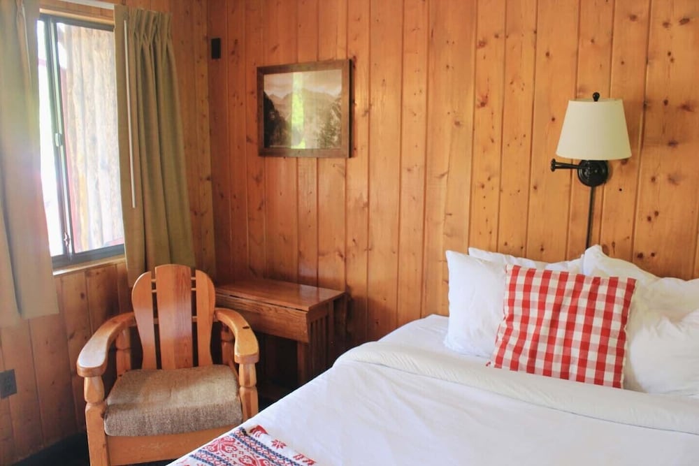 Foot of the Mountain Motel - photo 18