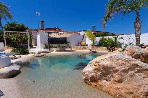 Tropical Oasis Costa Dorada With Private Pool — La Pineda