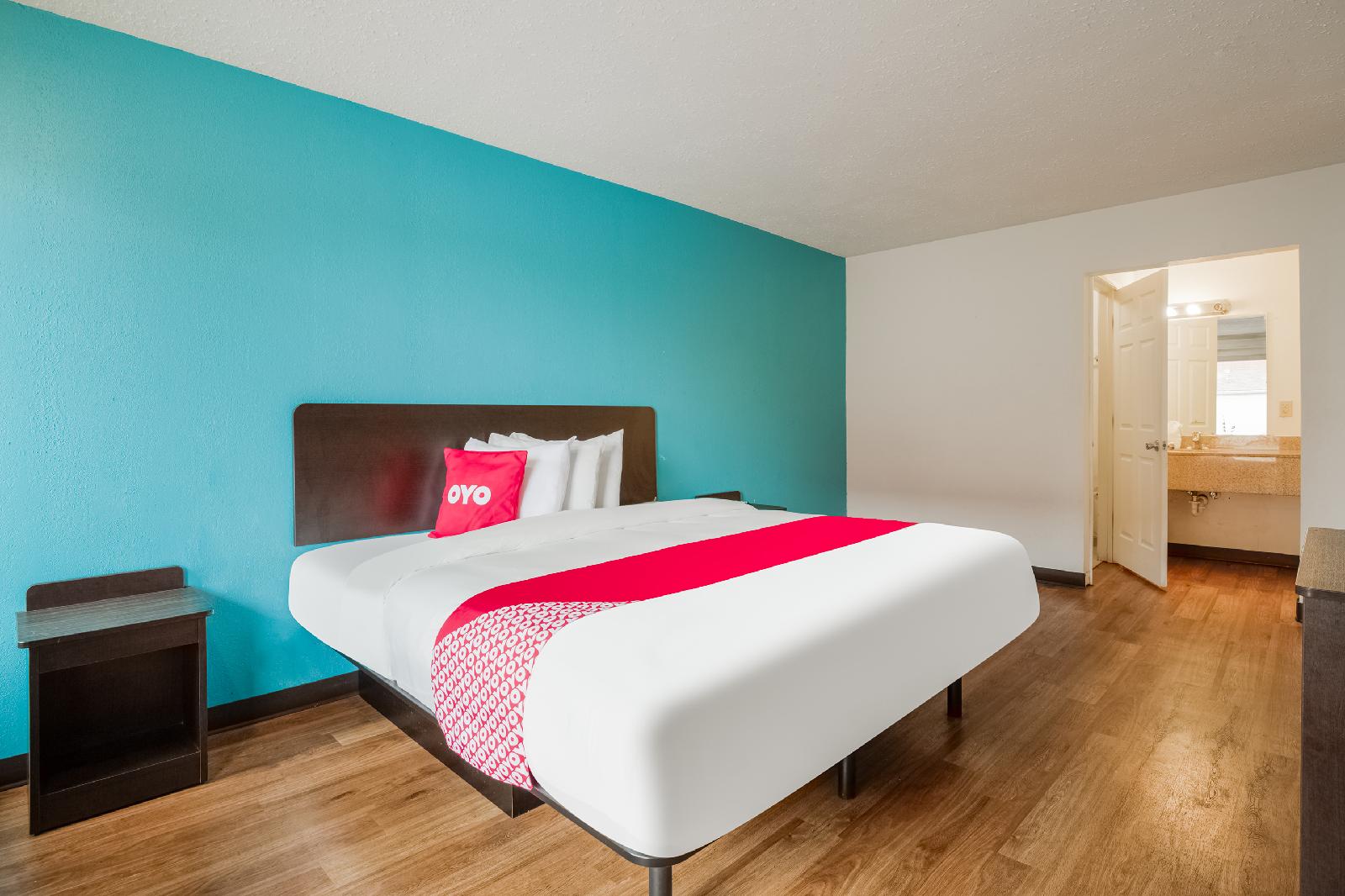 OYO Hotel St. Louis Lambert Airport - photo 10