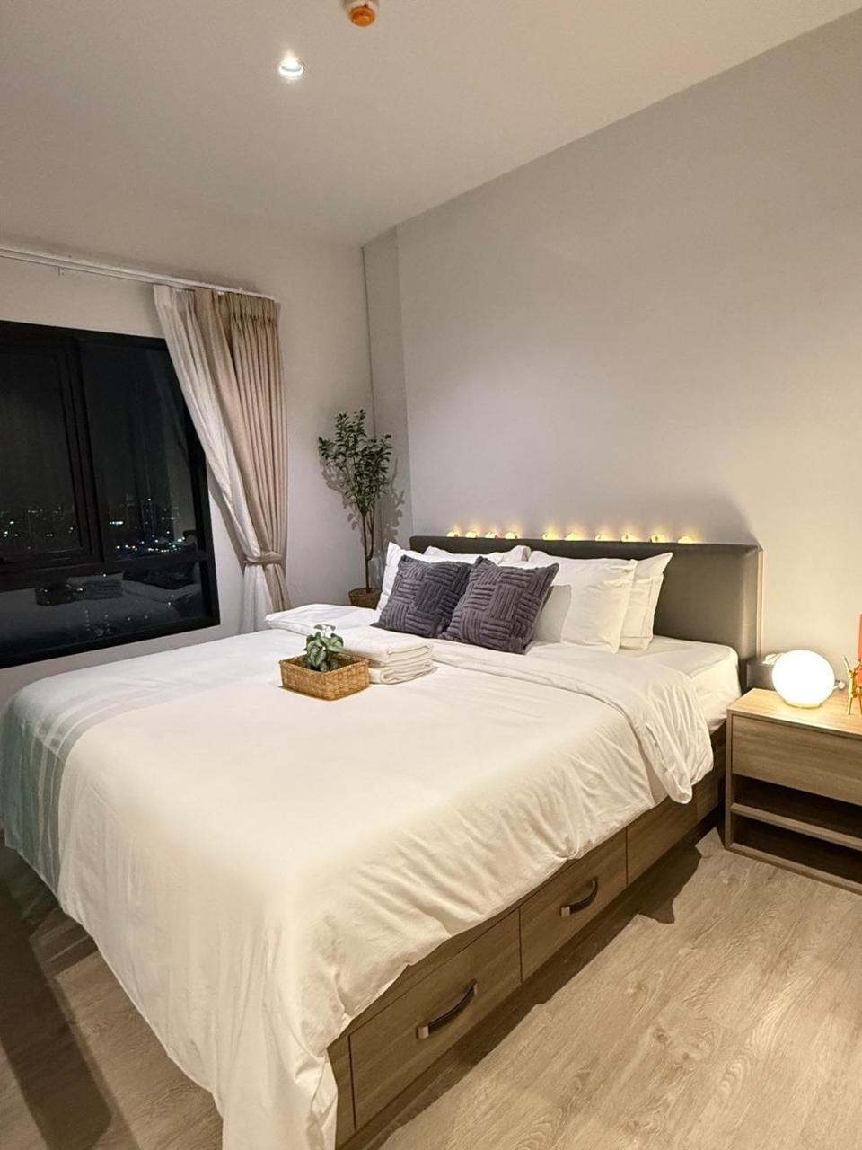 1 bedroom condo next to BTS Talat Phlu 0 meters near Iconsiam monthly room available