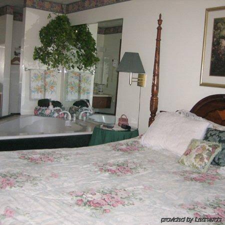 Economy Inn & Suites Cedar Lake - photo 10