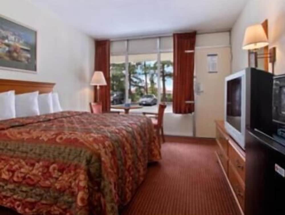 Travelodge Fredericksburg South - photo 8