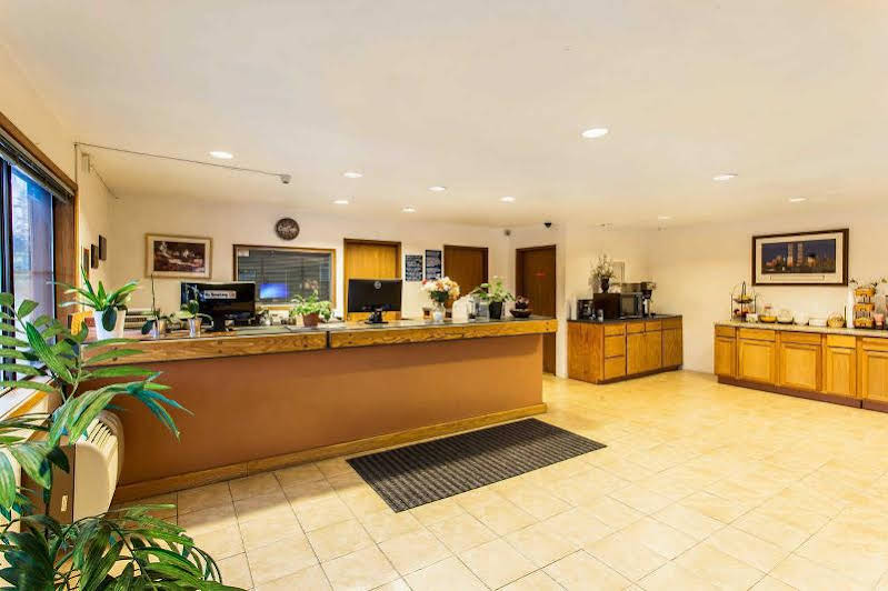 Econo Lodge Everett - photo 4