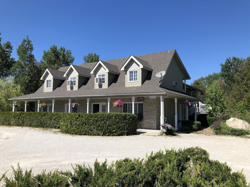 Adventure the Bruce Inn Recently Renovated With Outdoor Hot Tub — hotel in Tobermory