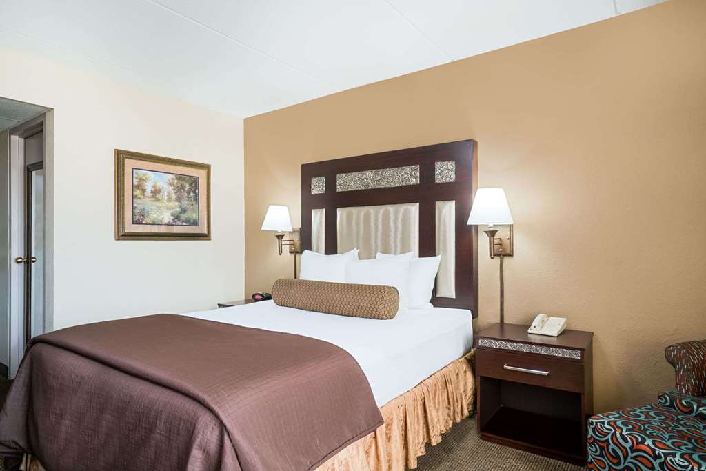 Ramada Hotel & Conference Center by Wyndham Plymouth - photo 8