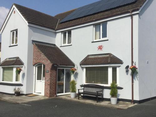 Tregenna Licenced Bed & Breakfast — 4-Star Luxury Hotel in Pembroke, United Kingdom