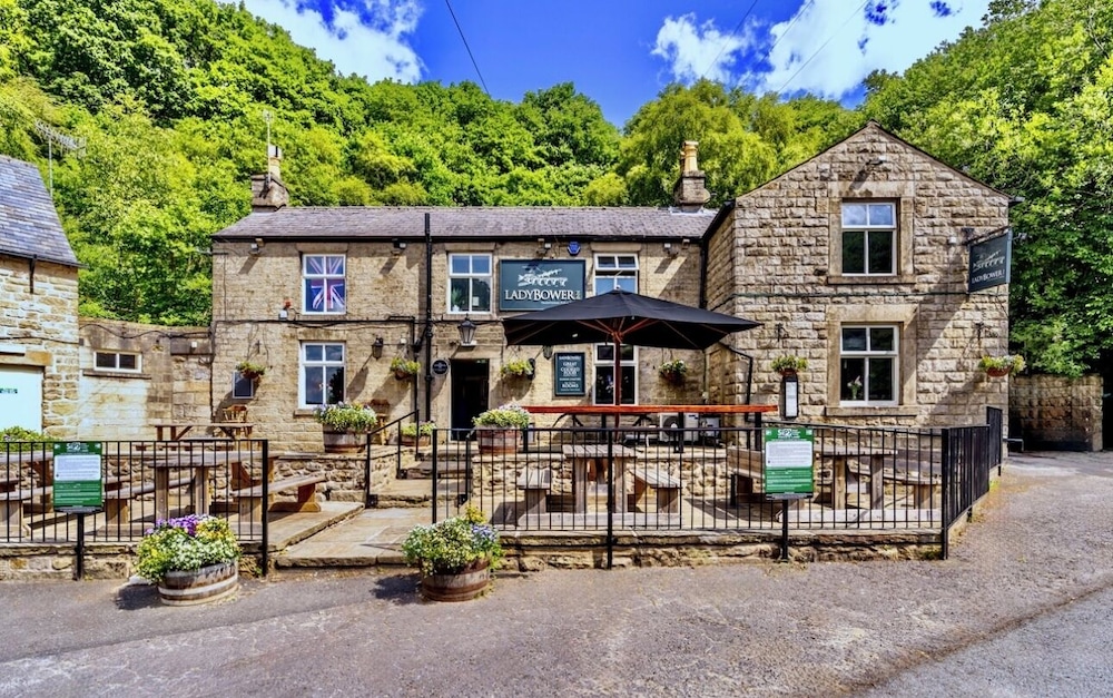 Ladybower Inn - carbon neutral hotel in Hope Valley
