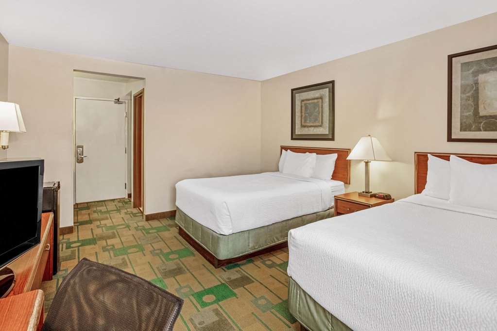 La Quinta Inn & Suites by Wyndham Des Moines West Clive - photo 45