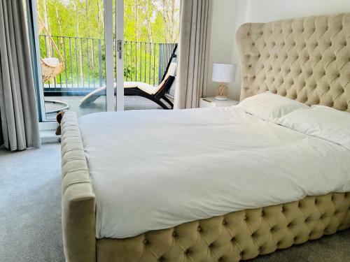 Glasgow City Central Executive Triplex House 3 Bedroom 3 Bathrooms 1 living room Kitchen Huge Terrace for Master Bedroom Private E Parking LEZ Congestion Zone Free Garden 5 mins drive to City Centre Central Station — 4-Star Luxury Hotel in Glasgow, United Kingdom