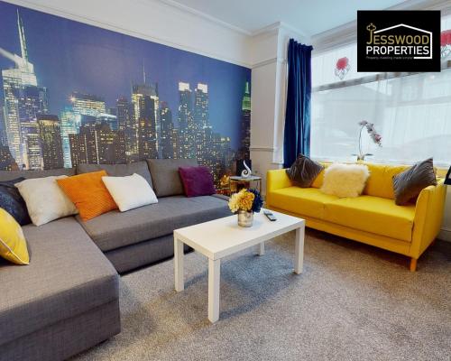 Stylish 3 Bedroom House by Jesswood Properties Short Lets near M1 Luton Airport For Contractors & Business — 4-Star Luxury Hotel in Luton, United Kingdom