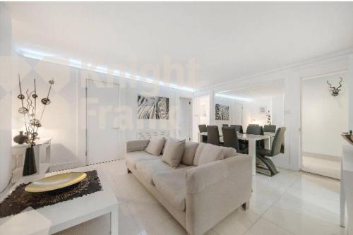 Earls Court Spacious Apartment — 4-Star Luxury Hotel in London, United Kingdom