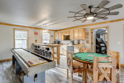 Greers Ferry Lake Access & Deck: Group Getaway — hotel in Heber Springs