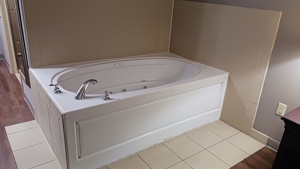 Red Roof Inn & Suites Midland - photo 12