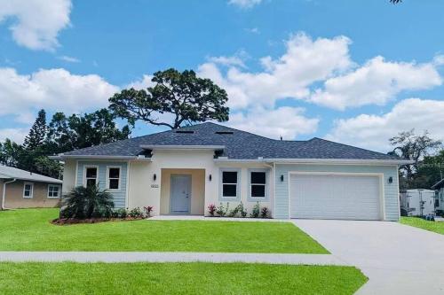 Brand New Tampa Oasis with Private Jacuzzi Retreat — hotel in Lutz