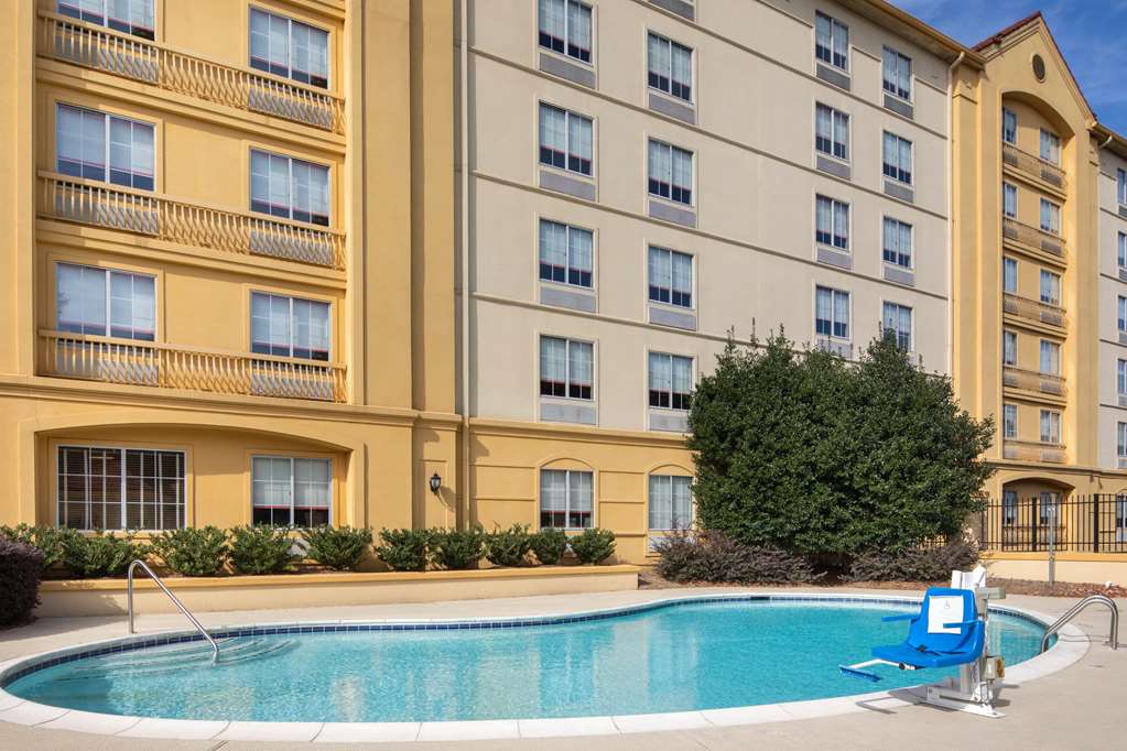 La Quinta Inn & Suites by Wyndham Atlanta Ballpark Galleria - photo 12