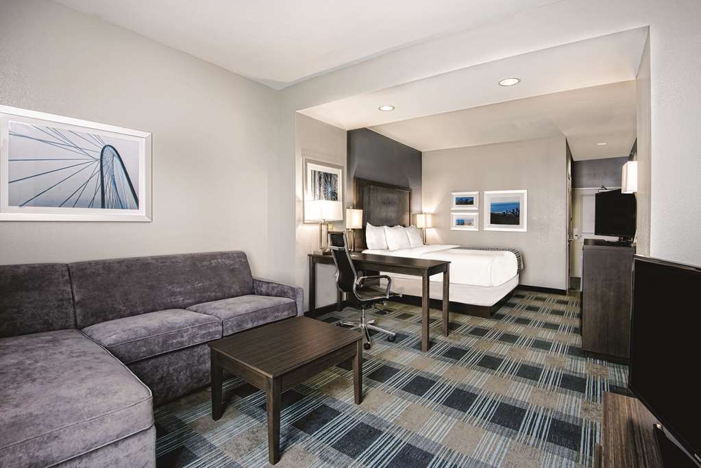 La Quinta Inn & Suites by Wyndham Victoria South - photo 11