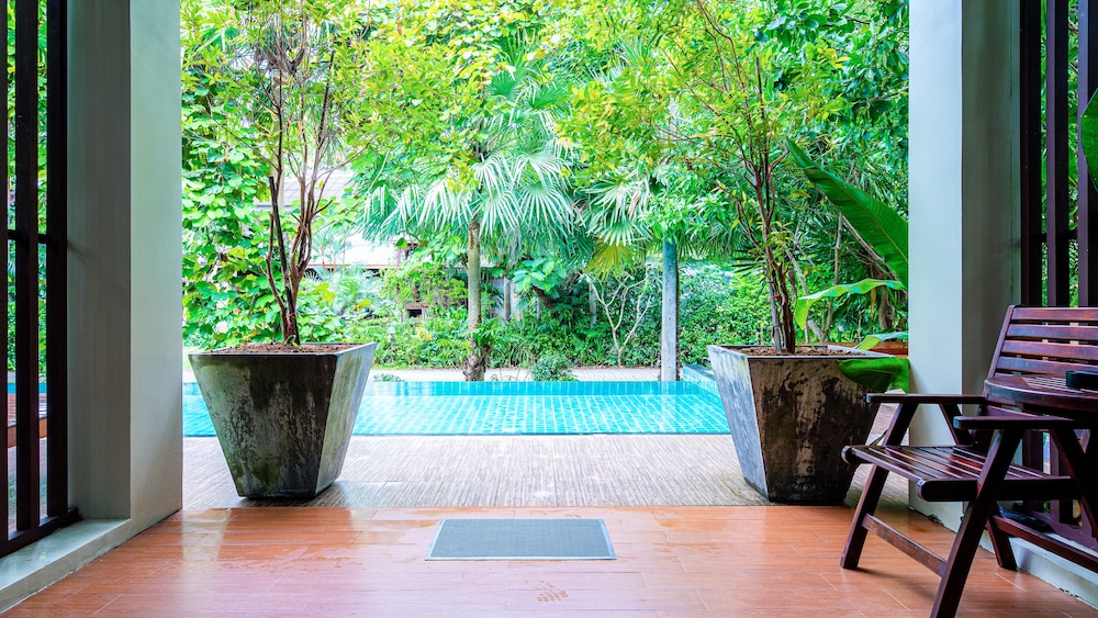 Baan Klang Aow Beach Resort - carbon neutral hotel in Bang Saphan