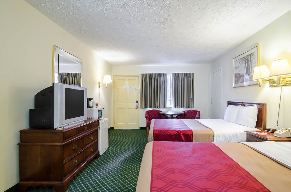 Econo Lodge Colonial - photo 35
