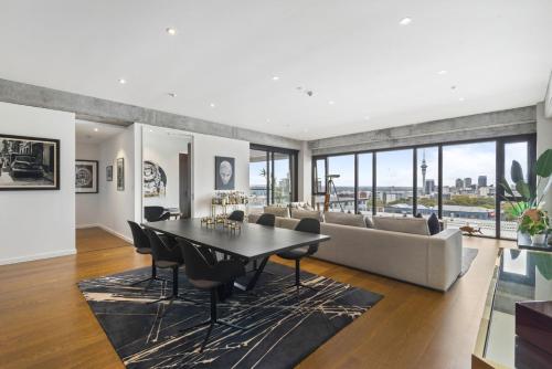 Spacious Luxe 2Bd with Harbour Views and Parking — 4-Star Luxury Hotel in Auckland, New Zealand