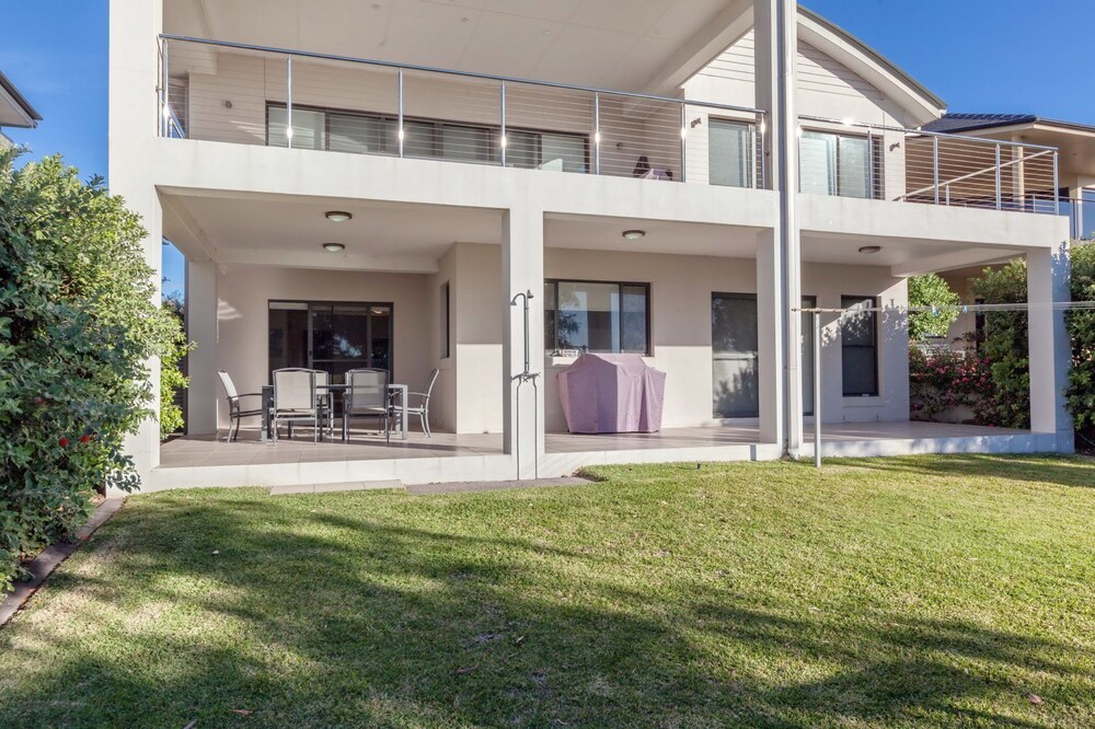 Beach House 1 20 Pacific Drive — 4-Star Luxury Hotel in Fingal Bay, Australia