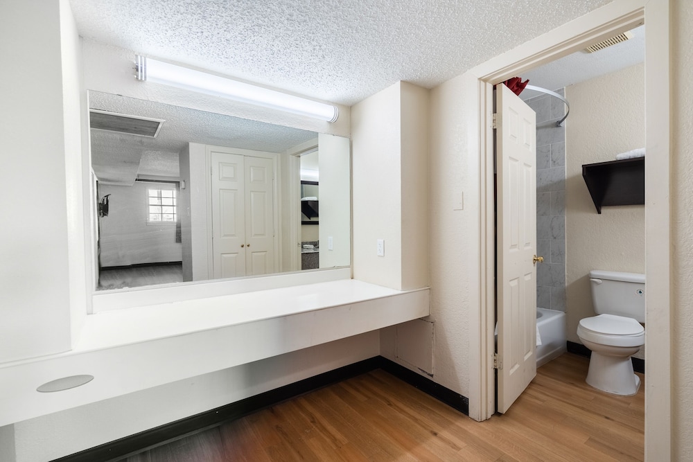 OYO Hotel Tulsa N Sheridan Rd & Airport - photo 27