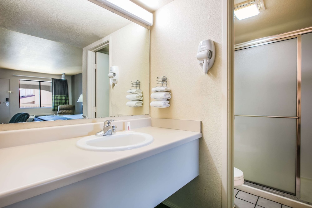 Super 8 by Wyndham Oklahoma Airport Fairgrounds West - photo 13